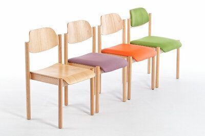 Holzstühle mit Sitzpolster für Seminare
